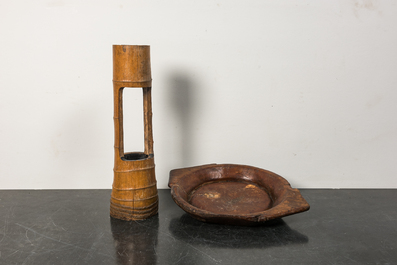 A large burl wooden tray and a bamboo vase, 17/18th and 19th C.