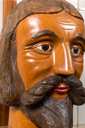 Grande t&ecirc;te d'homme barbu en bois sculpt&eacute; et polychrom&eacute; sur un socle de console en bois, 19/20&egrave;me