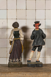 Een paar polychrome houten sculpturen van een man en een vrouw, Duitsland, 19e eeuw