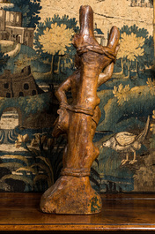Een houten sculptuur van Sint-Sebastiaan met sporen van polychromie, 16e eeuw