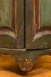 Een beschilderde houten hoekkast, 18/19e eeuw