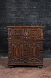 Cabinet en ch&ecirc;ne de style jacobin, Angleterre, 17&egrave;me et apr&egrave;s