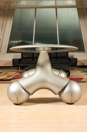 Pierre Colleu (1948): Design table, glass and silver lacquered polyester