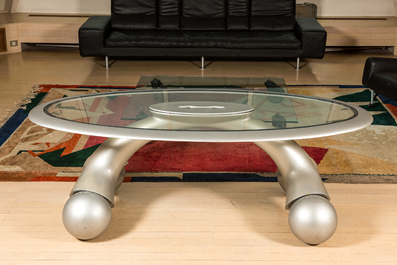 Pierre Colleu (1948): Table design, verre et polyester laqu&eacute; argent