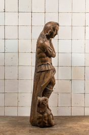 Saint Michel terrassant le diable en noyer sculpt&eacute;, probablement Allemagne, 17&egrave;me