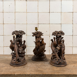 Trois sculptures 'de la For&ecirc;t Noire' en bois repr&eacute;sentant des oiseaux sous des feuillages, dont une mont&eacute;e en lampe, la Suisse, vers 1900