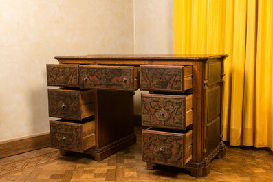 Een houten bureau met zes laden met beschilderde panelen, 19e eeuw