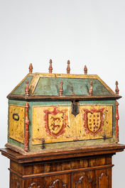 Een Italiaanse polychrome houten kist met wapenschilden, 16/17e eeuw