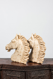 A pair of marble horse heads, 19/20th C.