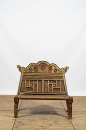 Een koloniaal ge&iuml;nspireerde houten zitbank met koperen monturen, 20e eeuw
