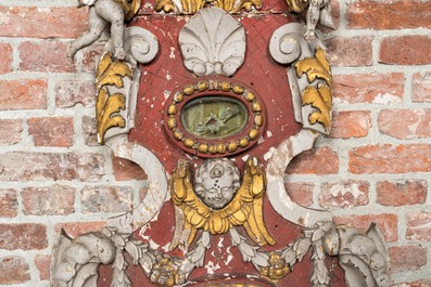 Een vergulde en gepolychromeerde gekroonde houten reliekhouder met engelen, 18e eeuw