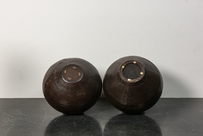 Deux vases compos&eacute;s de panneaux en fonte rivet&eacute;s, 20&egrave;me