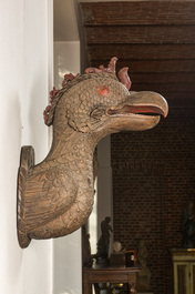 Een polychroom houten sculptuur van de kop van een dodo, 20e eeuw