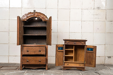 Deux cabinets miniatures en bois, 19/20&egrave;me
