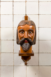 Grande t&ecirc;te d'homme barbu en bois sculpt&eacute; et polychrom&eacute; sur un socle de console en bois, 19/20&egrave;me