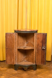 A painted wooden corner cupboard, 18/19th C.