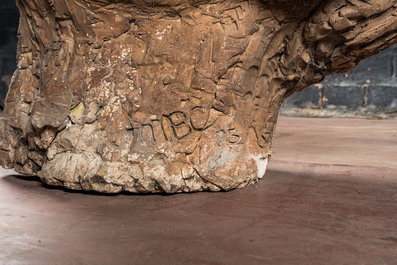 Een groot gepatineerd terracotta hoofd van een lachende man, 1e helft 20e eeuw