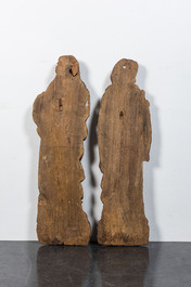 Deux grandes figures de saintes en ch&ecirc;ne sculpt&eacute;, 17/18&egrave;me