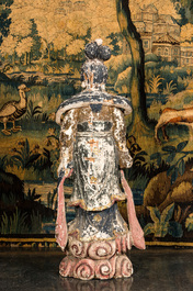 Een grote Chinese polychrome houten sculptuur van Guanyin, 20e eeuw