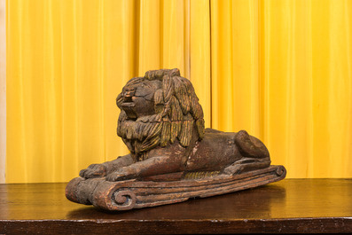 Un mod&egrave;le d'un lion couch&eacute; en bois polychrom&eacute;, 19&egrave;me