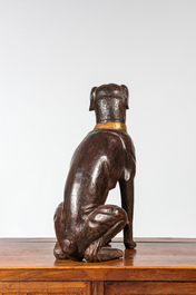 Grand chien en bois sculpt&eacute; et polychrom&eacute;, 1&egrave;re moiti&eacute; du 20&egrave;me