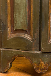 A painted wooden corner cupboard, 18/19th C.