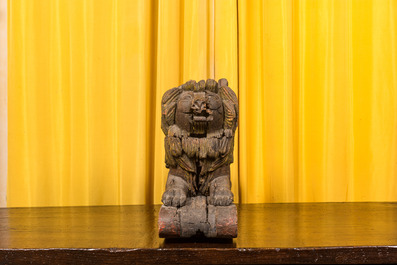 Un mod&egrave;le d'un lion couch&eacute; en bois polychrom&eacute;, 19&egrave;me