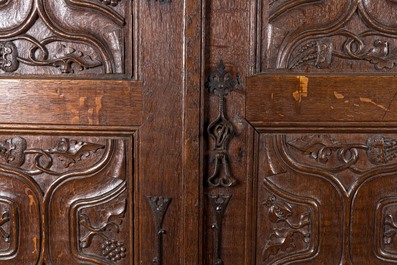 Rare et grande armoire flamande en ch&ecirc;ne &agrave; quatre portes aux panneaux sculpt&eacute;s en X et montures en fer forg&eacute;, Bruges, 1&egrave;re moiti&eacute; du 16&egrave;me