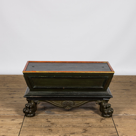 A gilt and lacquered wooden wine cooler and cover on claw feet with lead liner, 19th C.