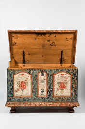 Een polychrome dennenhouten bruidskoffer, 18/19e eeuw