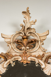 Een Italiaanse gepatineerde en vergulde houten spiegel, 18/19e eeuw