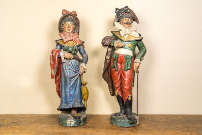 Een paar polychrome terracotta figuren van een man en vrouw, 18/19e eeuw