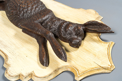 Twee gesculpteerde houten 'Zwarte Woud' jachttrofee&euml;n van een haas en een gans, Zwitserland, 19e eeuw