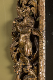 Miroir en bois polychrom&eacute; finement sculpt&eacute; &agrave; d&eacute;cor de putti, Italie, 17&egrave;me