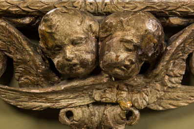 Miroir en bois polychrom&eacute; finement sculpt&eacute; &agrave; d&eacute;cor de putti, Italie, 17&egrave;me