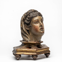 T&ecirc;te de femme reliquaire en bois sculpt&eacute;, polychrom&eacute; et dor&eacute;, Italie, fin du 16&egrave;me