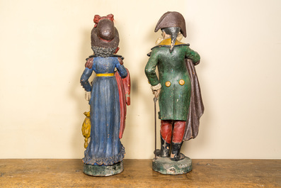 Een paar polychrome terracotta figuren van een man en vrouw, 18/19e eeuw
