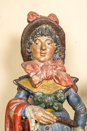 Een paar polychrome terracotta figuren van een man en vrouw, 18/19e eeuw