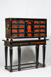 Een ge&euml;boniseerd houten kabinet met faux-schildpadfineer, 19e eeuw