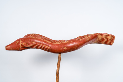 Anguille en bois peint rouge sur pied, 20&egrave;me