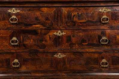 Cabinet en placage de palissandre &agrave; d&eacute;cor d'&eacute;toiles, Flandres, vers 1700