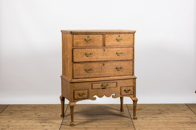 An English wooden tallboy with drawers and cabriole legs, 19th C.