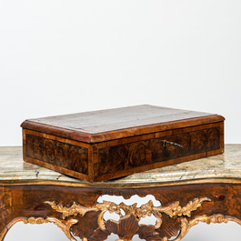 Een rechthoekige gefineerde houten kist, 18e eeuw