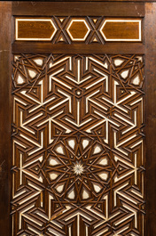 Een houten &eacute;&eacute;ndeurskast met geometrisch inlegwerk van been in islamitische stijl, Noord-Afrika, 19/20e eeuw