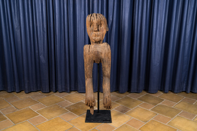 Sculpture anthropomorphe en bois mont&eacute;e sur socle en m&eacute;tal, 20&egrave;me