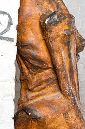 Een grote polychrome plaasteren sculptuur van een mummie, 1e helft 20e eeuw
