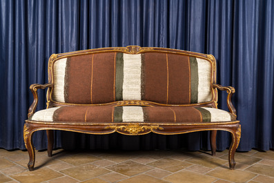 Een Italiaans Lodewijk XV salon bestaande uit een sofa en vier armstoelen in gepatineerd en verguld notenhout, 18/19e eeuw