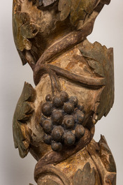 Paire de colonnes en bois sculpt&eacute; et polychrom&eacute; orn&eacute;es de vignes, France ou Italie, 18/19&egrave;me