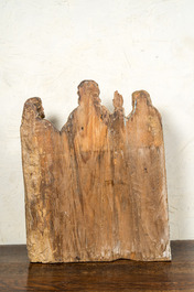 Een polychroom naaldhouten retabelfragment met de 'heilige familie', Spanje, 17e eeuw