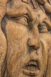 Grand m&eacute;daillon de forme ovale en bois sculpt&eacute; figurant M&eacute;duse, 19&egrave;me
